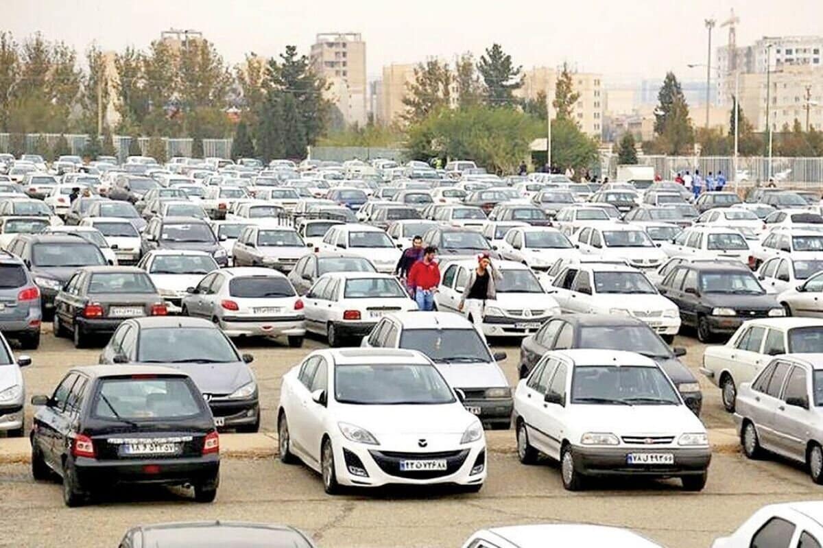 6157580,چرا دیگر خودرو با قیمت دلار حرکت نمیکند؟ / خسروانی: خودرو عملا از سبد خرید خانوار خارج شده است,اتوکالا Autokala
