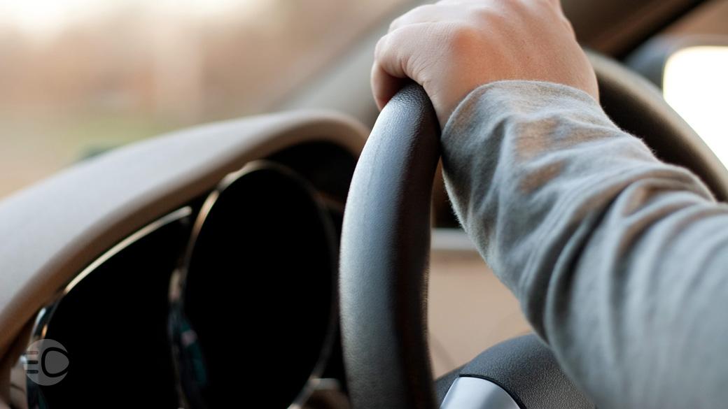 shutterstock.jpg,علت لرزش فرمان در سرعت بالا و در موقع ترمزگیری,اتوکالا Autokala