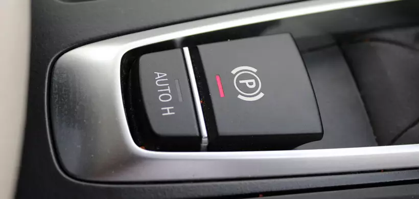 Bmw x5 auto hold jpg,اتوهلد چیست و نحوه عملکرد اتو هلد چگونه است؟,اتوکالا Autokala