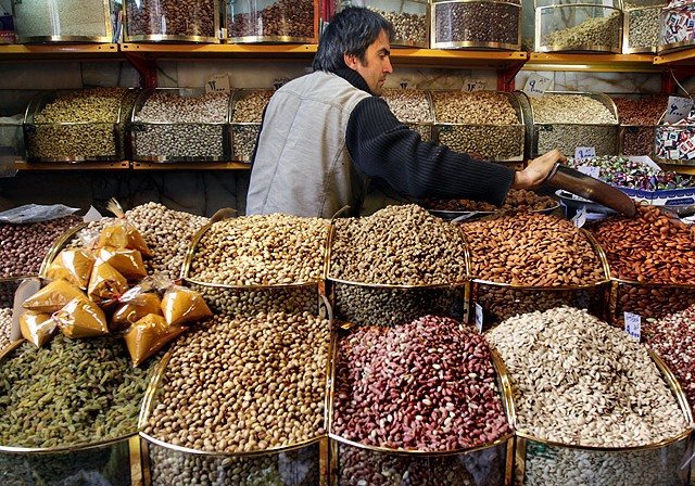 5106993.jpg,رئیس انجمن قطعهسازان: واردکنندگان قطعه، ارز نداشتند مجبور شدند آجیل صادر کنند / اقدام آنان منعقانونی ندارد,اتوکالا Autokala